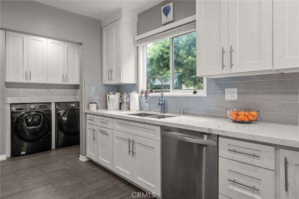 Interior, Washer, Wood Texture Flooring
