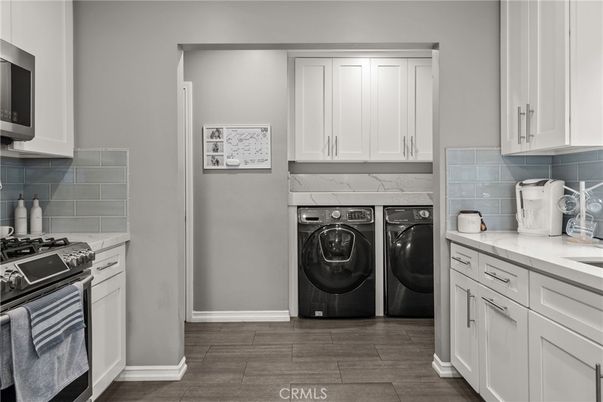 Interior, Washer, Wood Texture Flooring