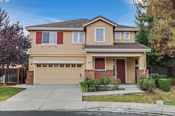 Attached, Exterior, Facade, American Craftsman