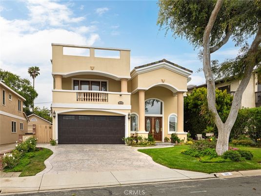 Attached, Exterior, Facade, Mediterranean