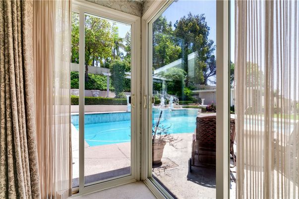 Interior, Pool, Sun Room