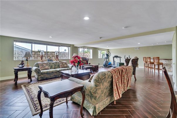 Fitness Equipment, Interior, Living room, Recessed Lighting, Wood Texture Flooring
