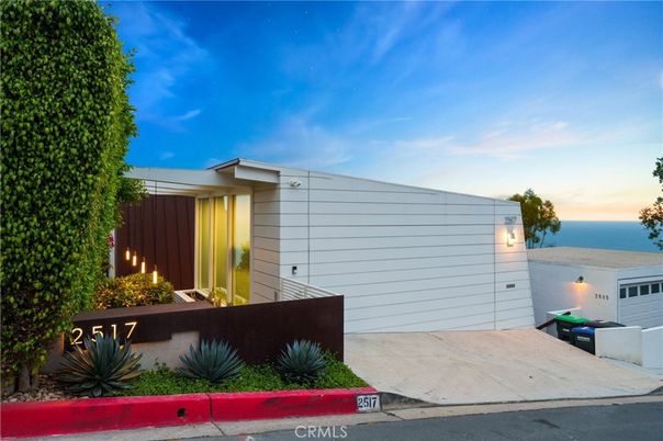 Exterior, Facade, Modern