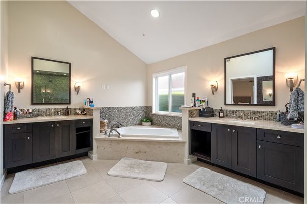 Bathroom, Dual Sink Vanities, Interior, Recessed Lighting