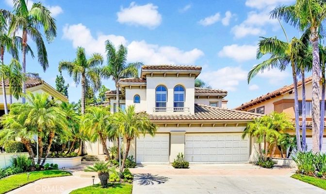 Attached, Exterior, Facade, Mediterranean