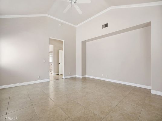 Empty room, Interior