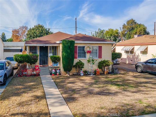 Backyard, Exterior, Facade, Ranch