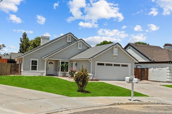 Attached, Exterior, Facade, Ranch