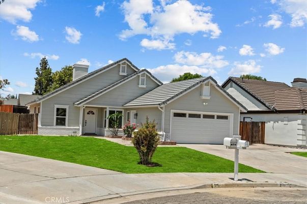 Attached, Exterior, Facade, Ranch