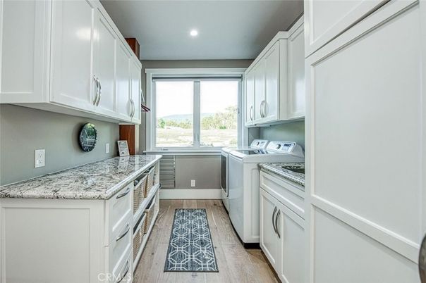 Interior, Recessed Lighting, Washer, Wood Texture Flooring