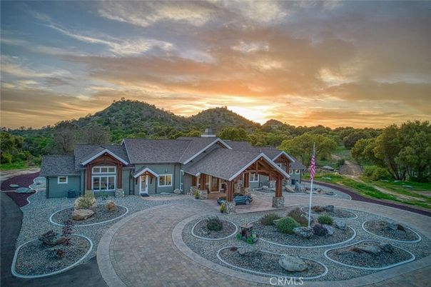 Backyard, Exterior, Facade, Ranch