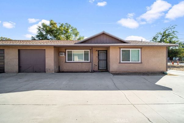 Attached, Exterior, Facade, Ranch