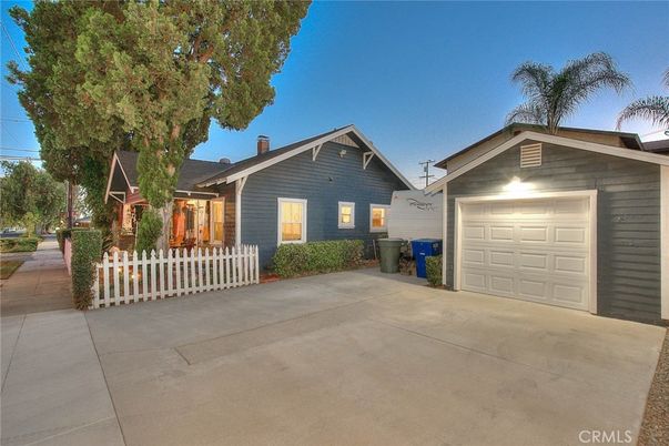 Attached, Exterior, Facade, American Craftsman
