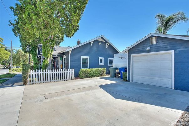 Attached, Exterior, Facade, American Craftsman