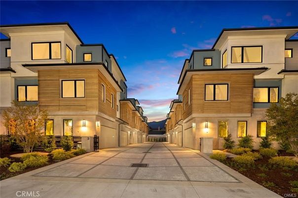 Attached, Exterior, Facade, Rowhouse