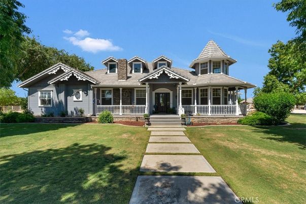 Exterior, Facade, Queen Anne Victorian