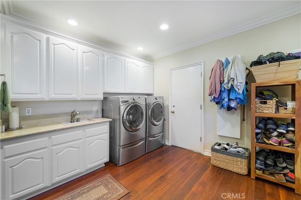 Interior, Recessed Lighting, Washer, Wood Texture Flooring