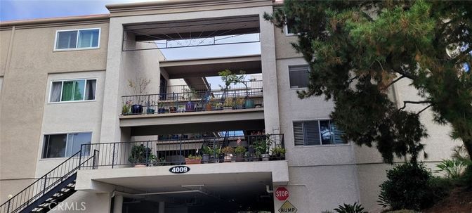 Exterior, Facade, Modern