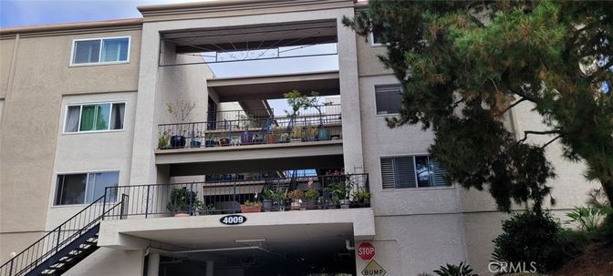Exterior, Facade, Modern