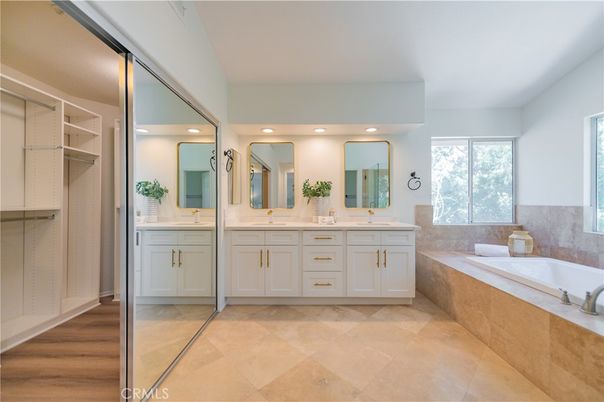 Bathroom, Dual Sink Vanities, Interior, Recessed Lighting