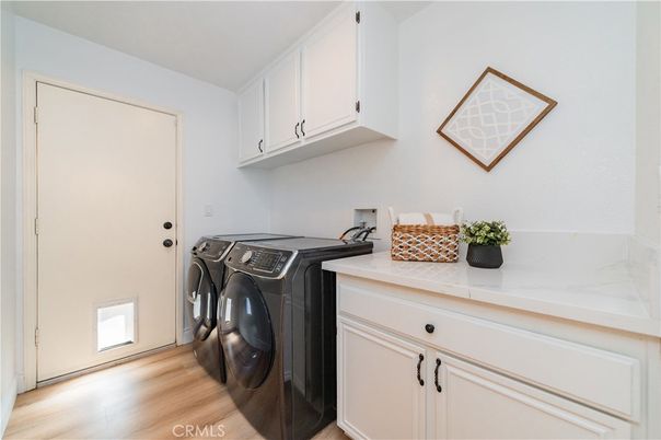 Interior, Washer, Wood Texture Flooring