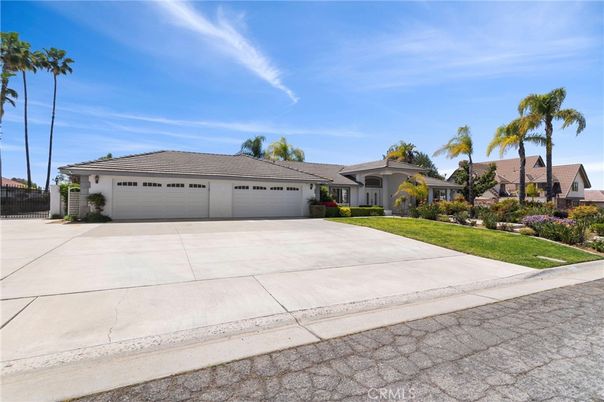Attached, Exterior, Facade, Ranch