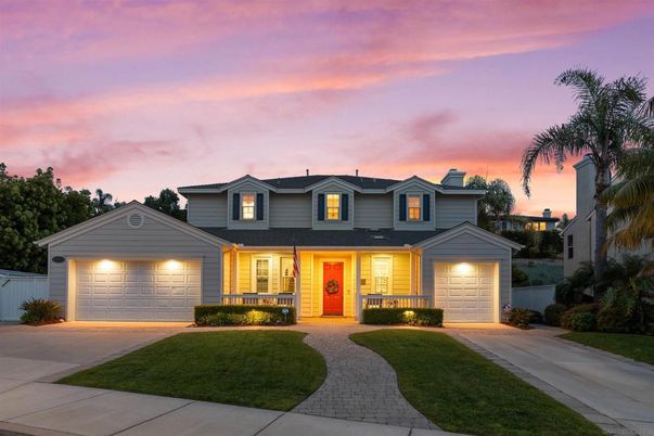 Attached, Exterior, Facade, American Craftsman