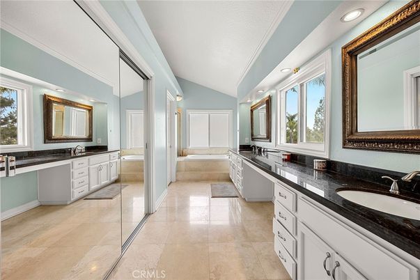 Bathroom, Dual Sink Vanities, Interior, Recessed Lighting