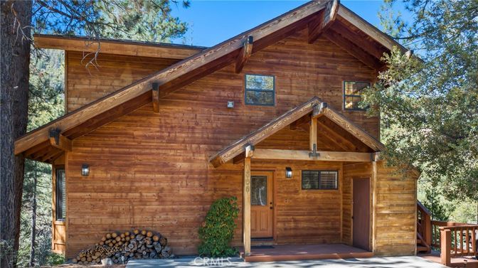 Exterior, Facade, Log Home