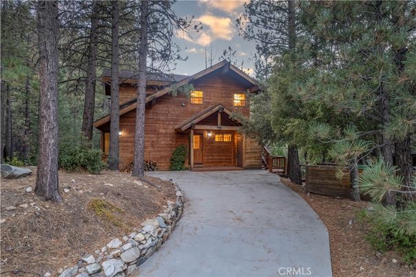 Exterior, Facade, Log Home