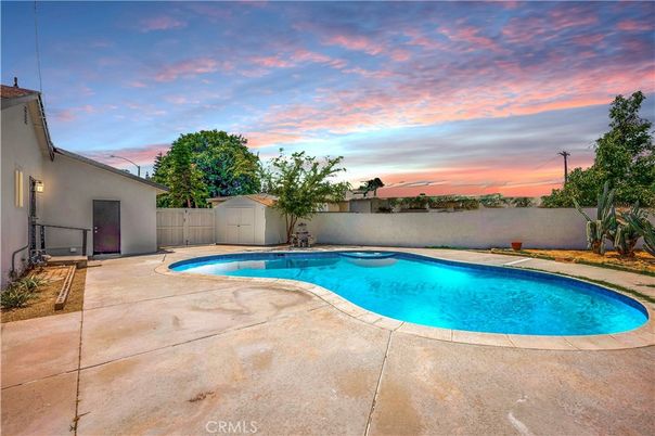 Exterior, Pool