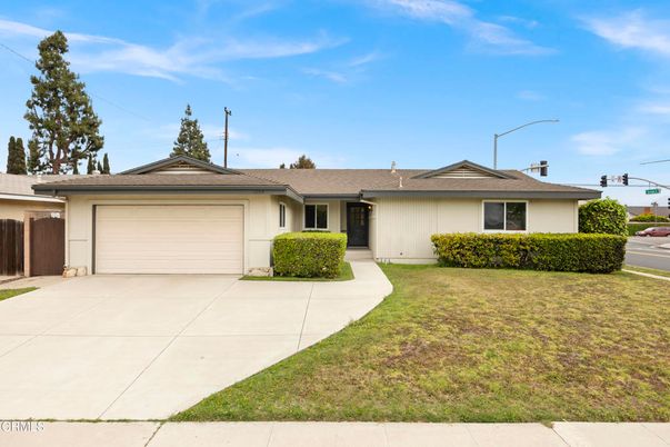 Attached, Exterior, Facade, Ranch