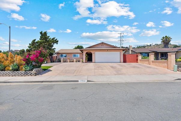 Attached, Exterior, Facade, Ranch
