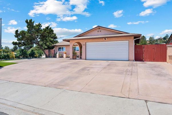Attached, Exterior, Facade, Ranch