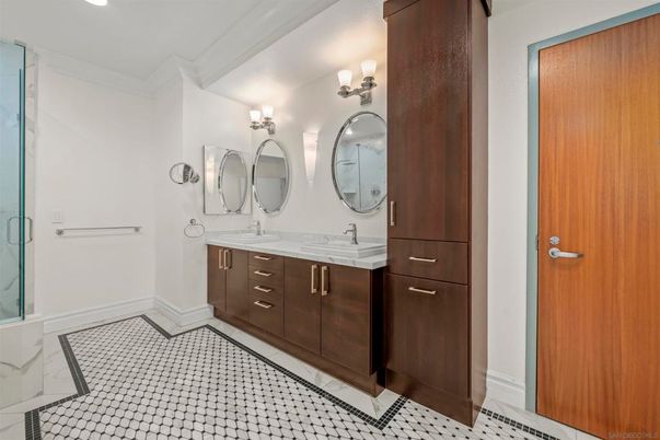 Bathroom, Dual Sink Vanities, Interior, Recessed Lighting
