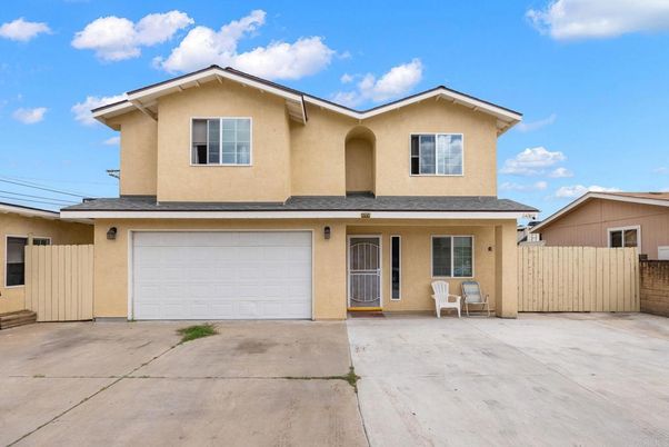 Attached, Exterior, Facade, American Craftsman