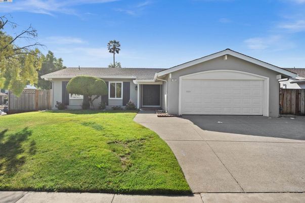 Attached, Exterior, Facade, Ranch