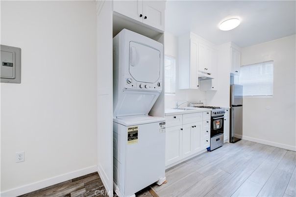 Interior, Kitchen, Utility Closets, Washer, Wood Texture Flooring