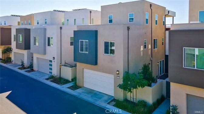 Attached, Exterior, Facade, Modern