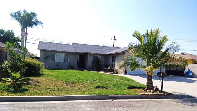 Backyard, Exterior, Facade, Ranch