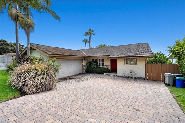 Attached, Exterior, Facade, Ranch