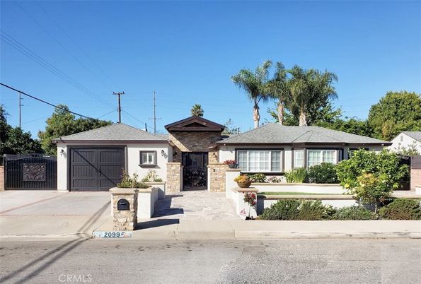Attached, Exterior, Facade, Ranch