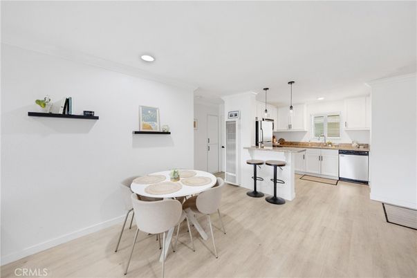 Dining room, Interior, Kitchen, Pendant Lights, Recessed Lighting, Wood Texture Flooring