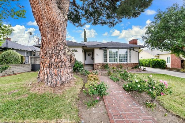 Backyard, Exterior, Facade, Ranch