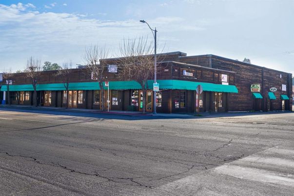 Exterior, Facade, Modern