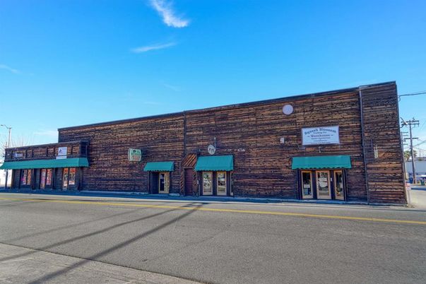 Exterior, Facade, Brick Facade, Log Home