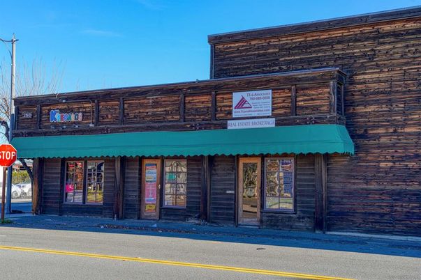 Exterior, Facade, Log Home