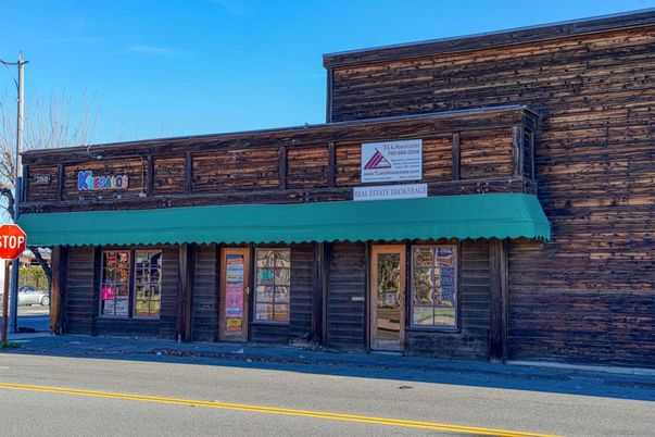 Exterior, Facade, Log Home