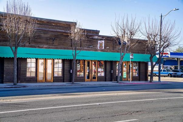 Exterior, Facade, Modern