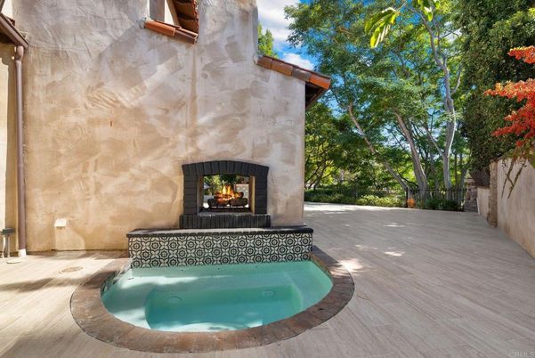 Exterior, Fireplace, Pool